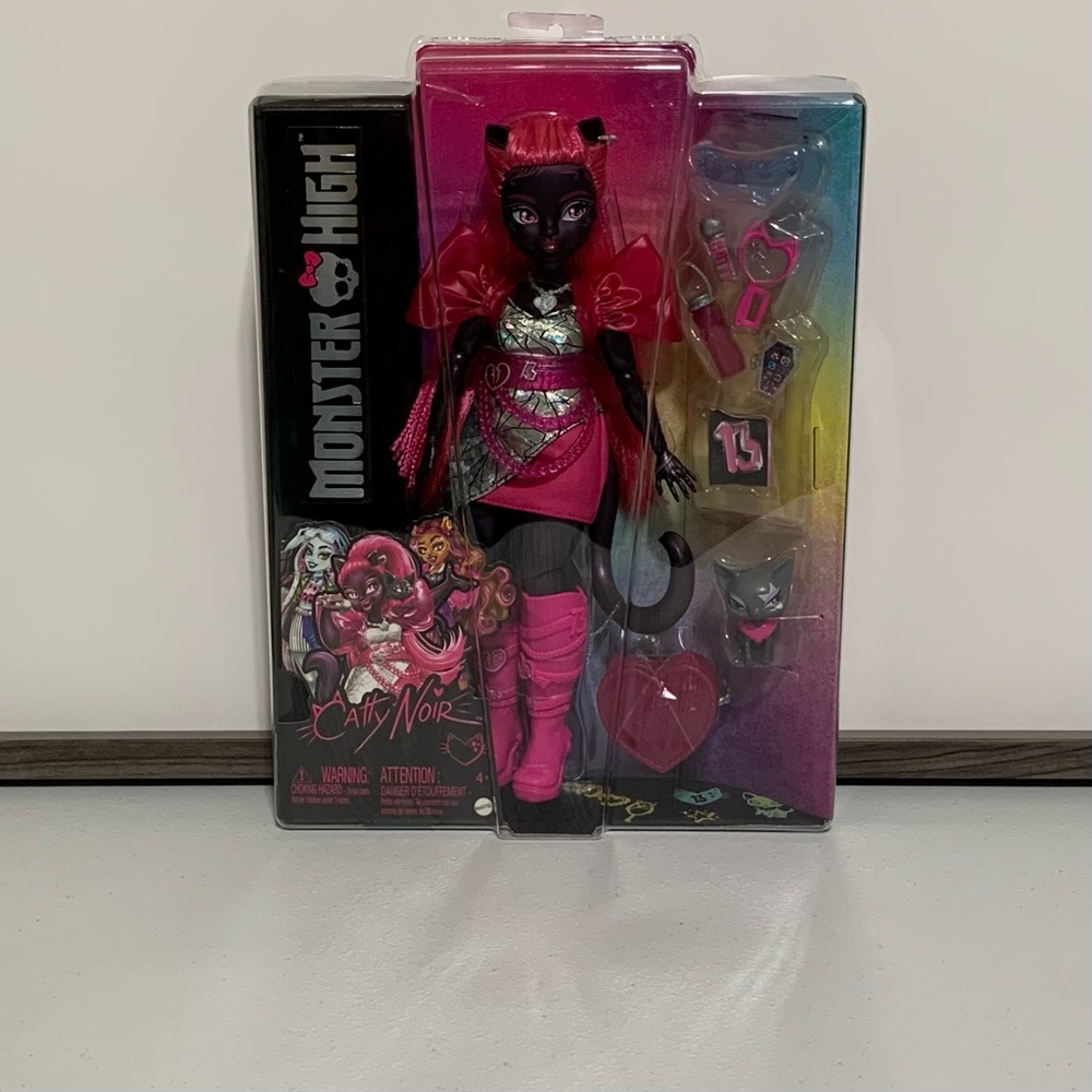 Monster High®: Catty Noir™ Fashion Doll with Pet Cat Amulette & Accessories-New